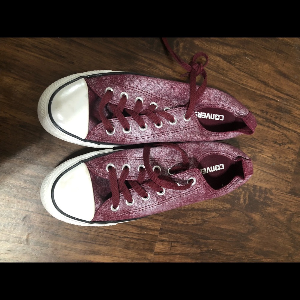 Maroon/white converse